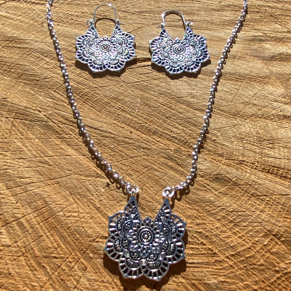 Necklace and earring set